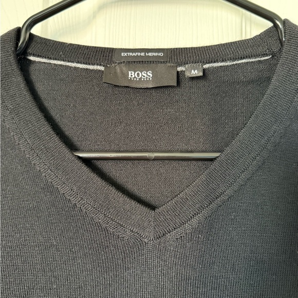 MENS HUGO BOSS  REGULAR-FIT V-NECK | SIZE M | 100% VIRGIN WOOL - Picture 6 of 9
